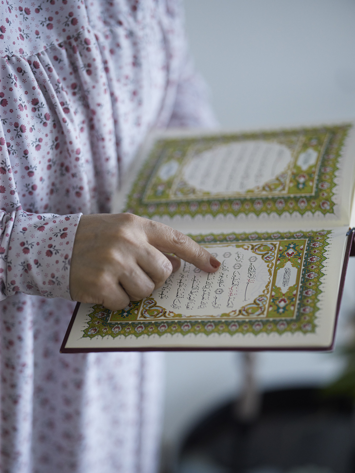 Kvinne leser koranen