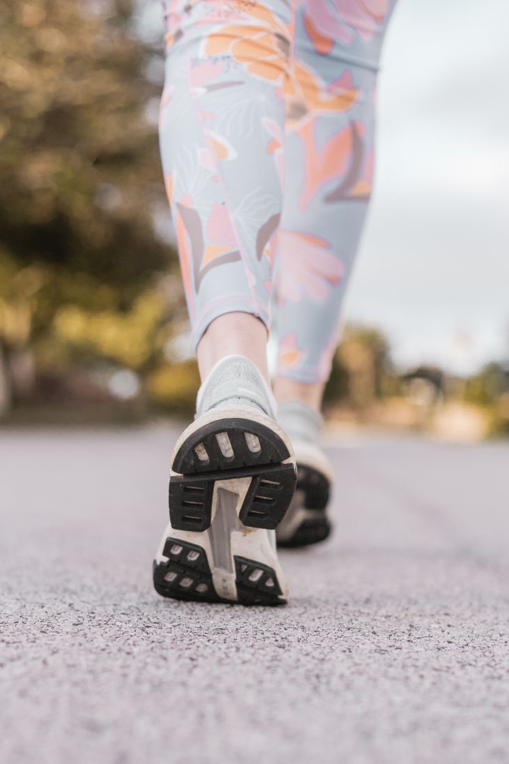 Treningsbilde av kvinne som går med joggesko