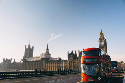 Rød London buss med Big Ben i bakgrunnen