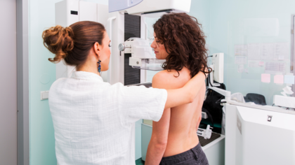 Kvinne undersøkes, mammografi
