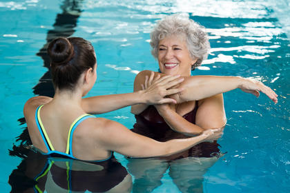 Kvinne trener i basseng